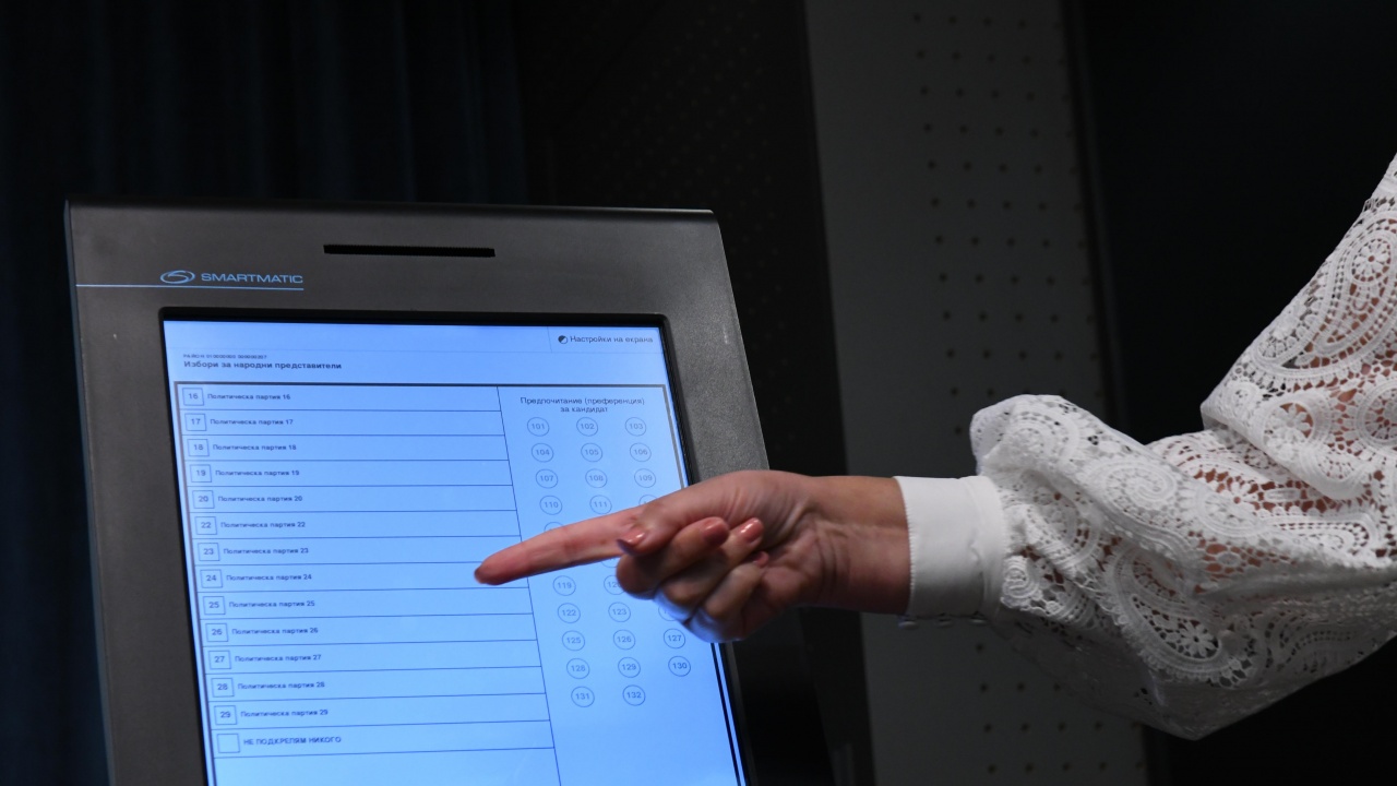 Машина за пробно гласуване в общинската администрация в Берковица