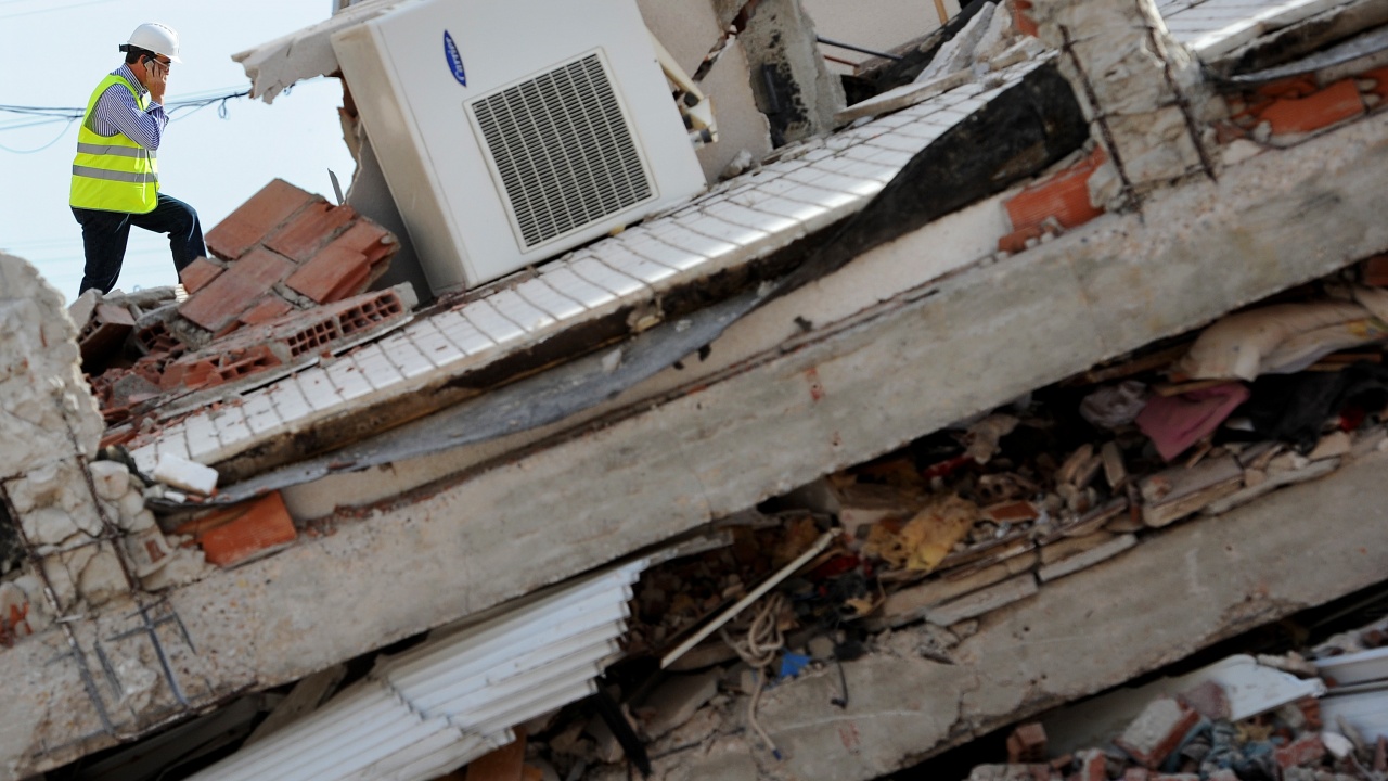 Четириетажна сграда се срути в Йордания, има затрупани хора