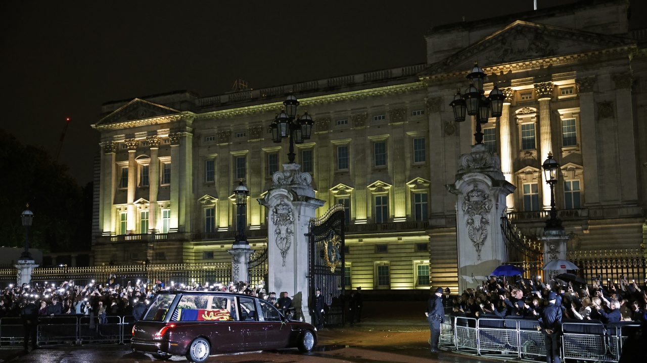 Ковчегът с тленните останки на Елизабет II пристигна в Бъкингамския дворец