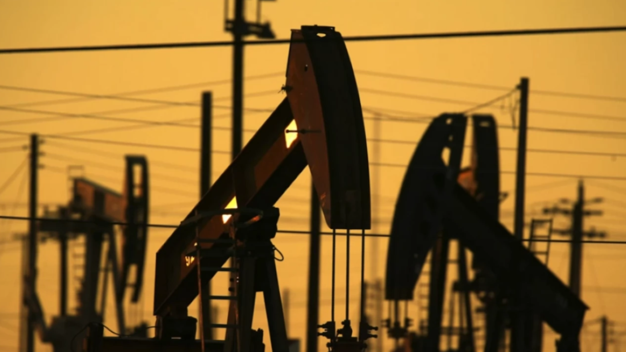Петролът поевтиня заради перспективите за ново вдигане на лихвите в САЩ