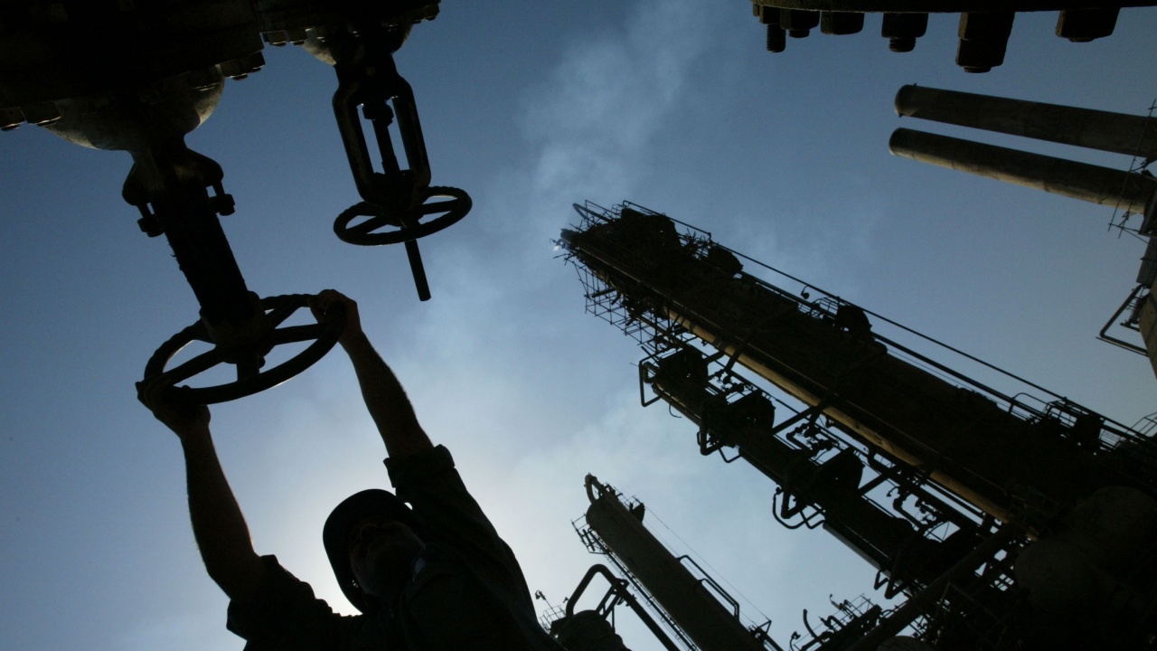 Петролът на ОПЕК спадна под 98 долара за барел