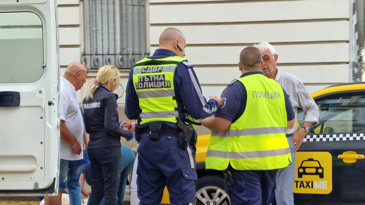 Такси блъсна две жени в центъра на София