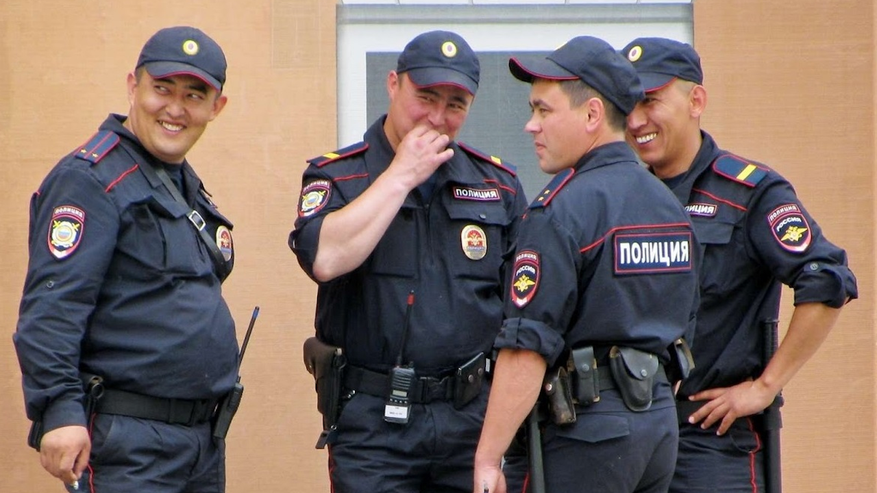 Руски поет беше пребит и изнасилен от полицаи в дома му в Москва