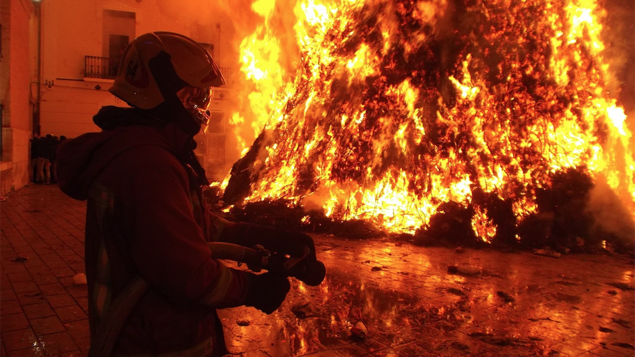 Огромен пожар бушува във фабрика в Истанбул