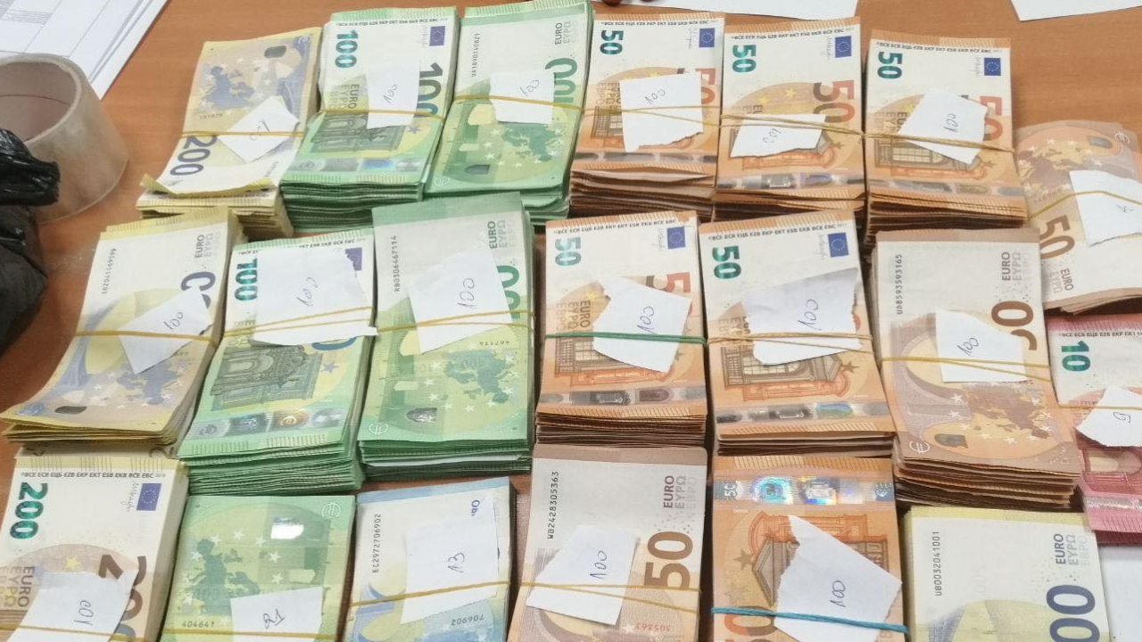Недекларирана валута за близо 430 000 лева спипаха на "Капитан Андреево"