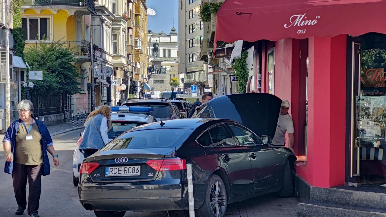 Кола се заби в магазин в центъра на София