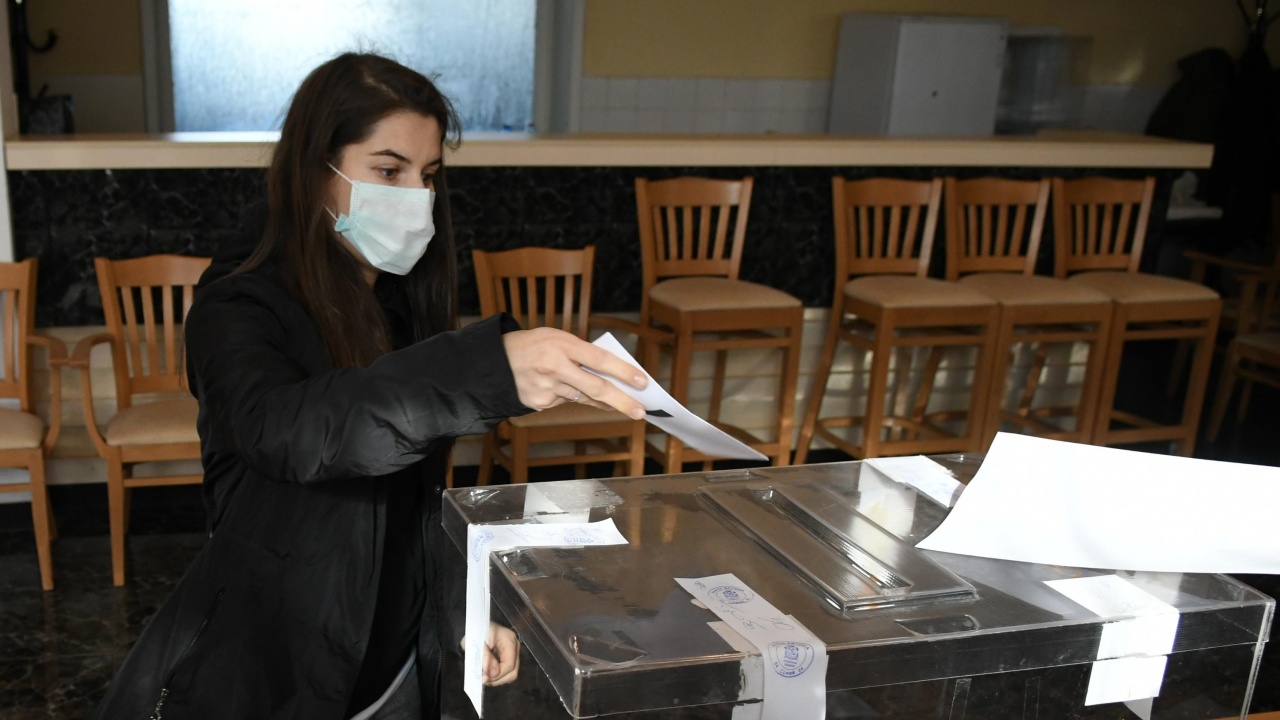 В две секции в Русенско се гласува с хартиени бюлетини заради проблем с машините