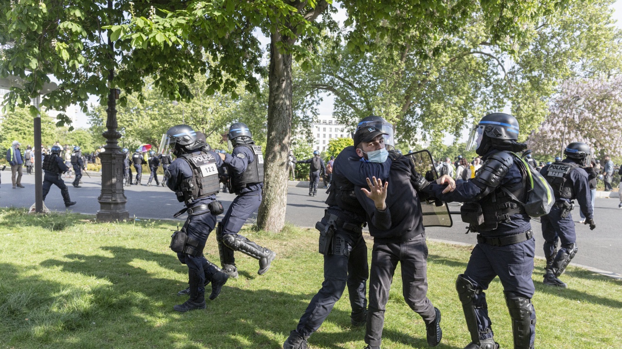 Парижката полиция разтури сборище на стотици наркозависими