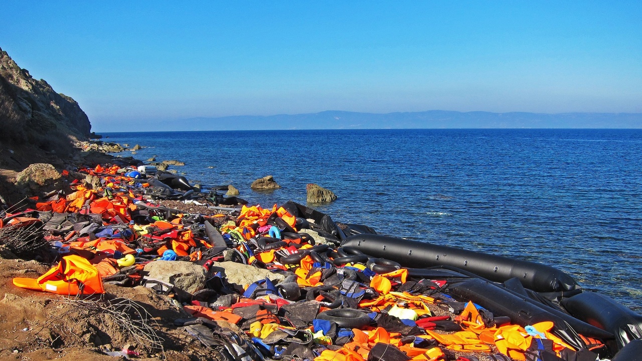 87 мигранти са спасени от бедстващ плавателен съд западно от Гърция