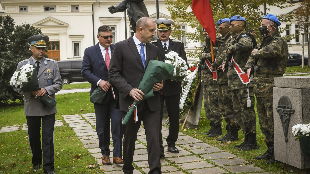 Президентът ще отдаде почит пред Паметната плоча на загиналите парашутисти