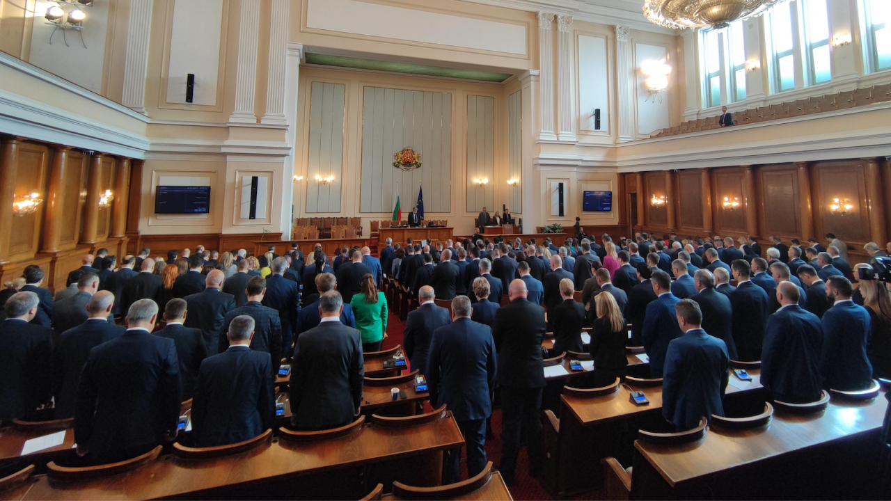 С едноминутно мълчание народните представители почетоха паметта на писателя Антон Дончев