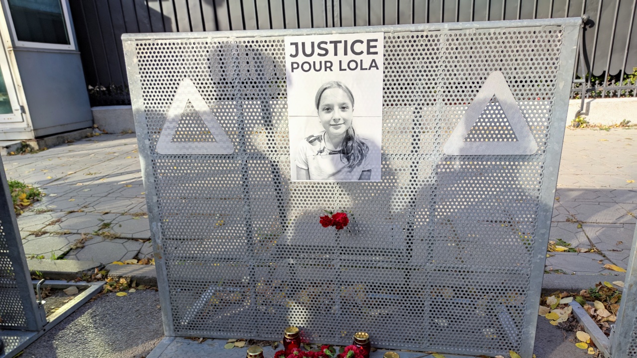 "Справедливост за Лола": Десетки на протест и възпоменание пред Френското посолство у нас