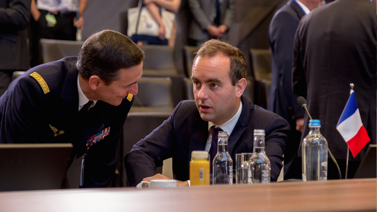 Франция и Русия желаят мирно решение на конфликта в Украйна, обяви френският военен министър