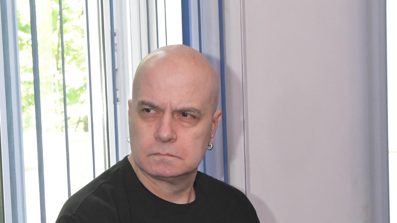 Слави си настоява за президентска република, нападна българските политици