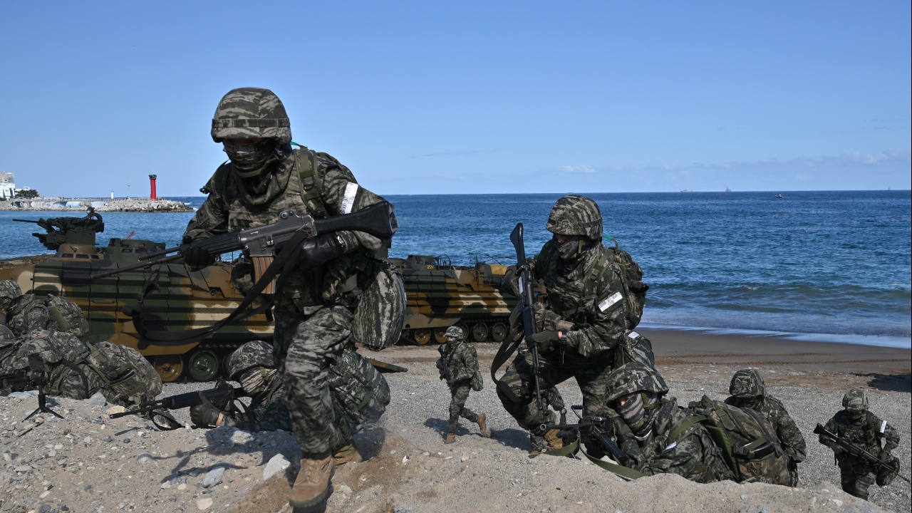 Южнокорейски морски пехотинци проведоха учение за десант