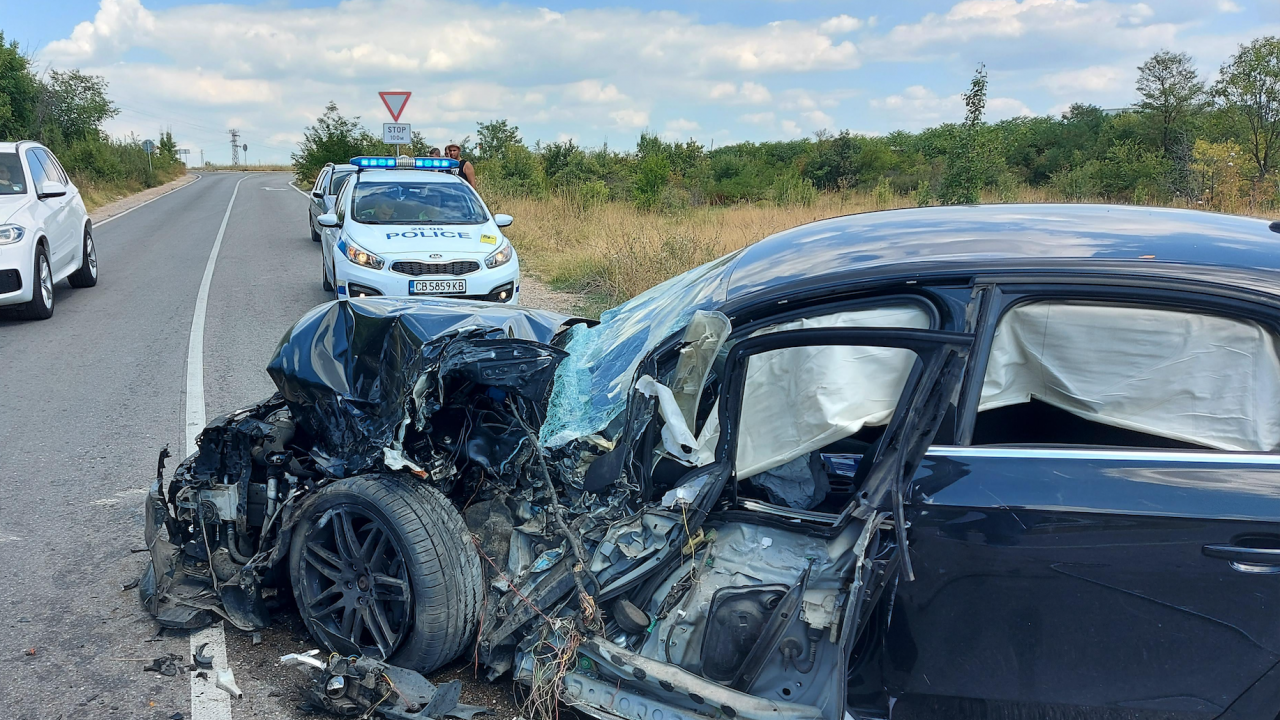 Жертва и четирима сериозно пострадали след тежка катастрофа в Ловешко