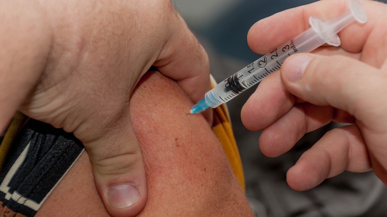 От "Бионтех" обявиха, че адаптираната им бустерна ваксина срещу COVID е по-ефикасна