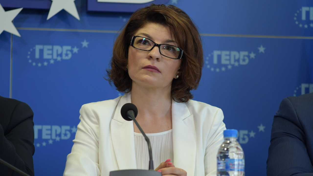 Десислава Атанасова: Трябва да разговаряме, в името на народа ни и държавата