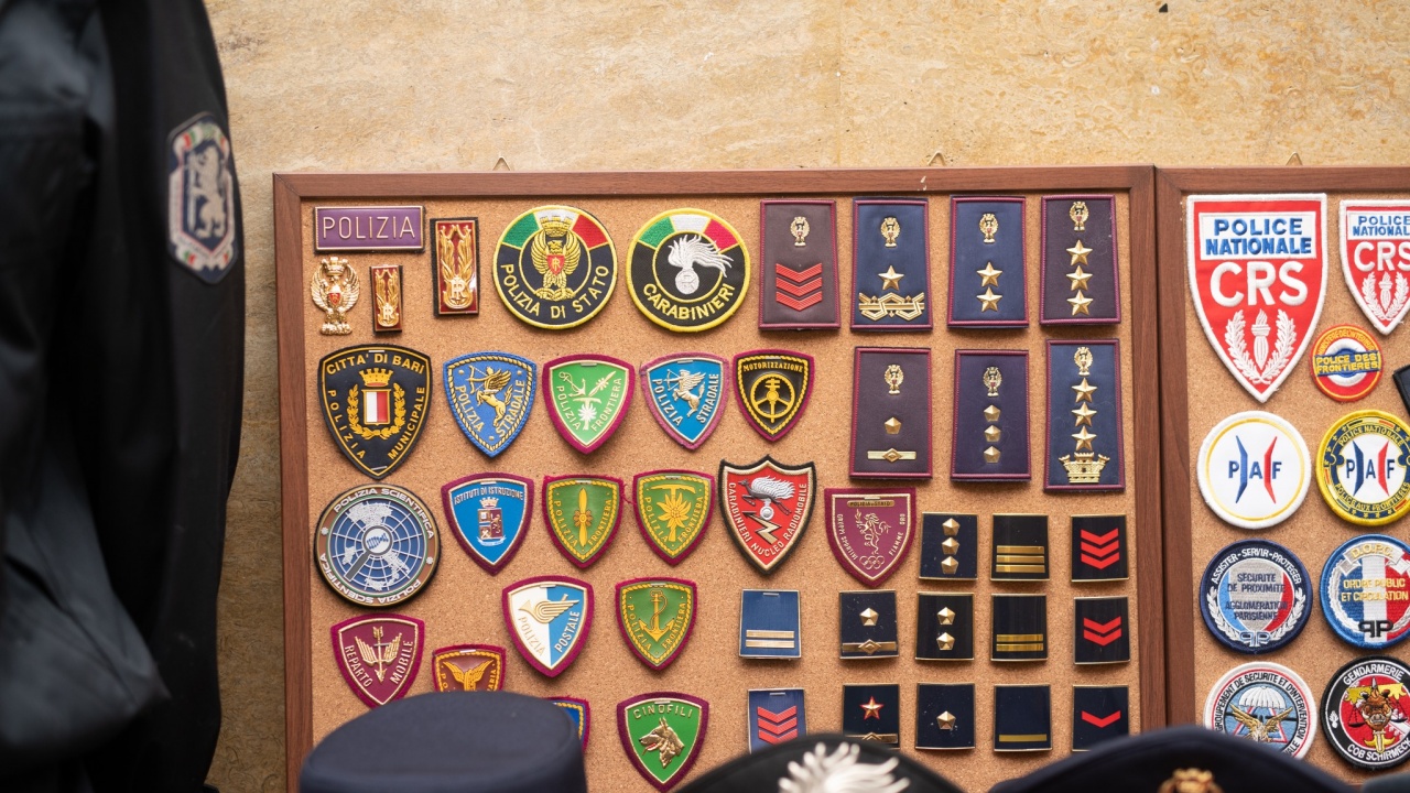 Колекционер събра 1000 полицейски емблеми от цял свят