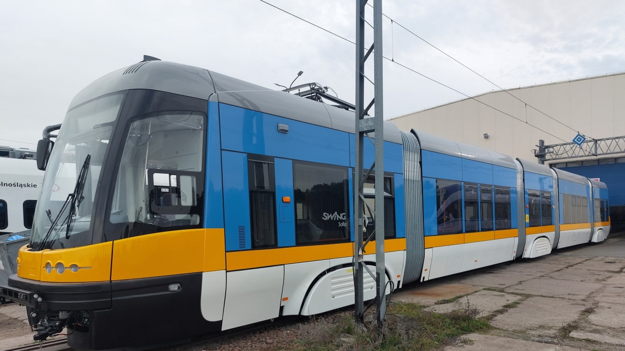 Първият от 29 нови трамвая вече пътува към София