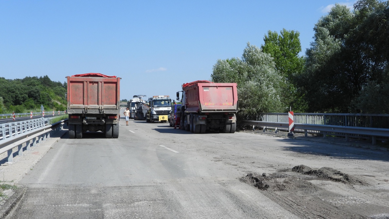 На прага на зимата: Ще приключи ли навреме ремонтът на пътя за Банско?