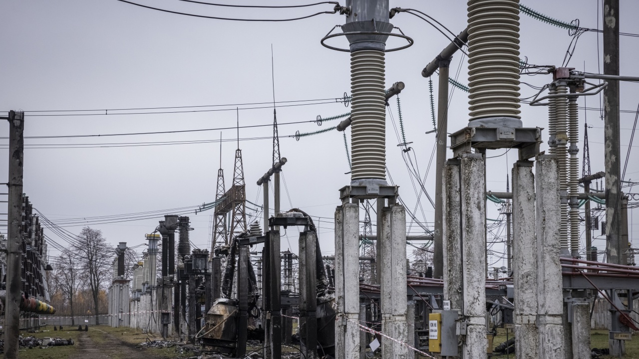 Киев: Почти половината от енергийната мрежа на Украйна е изключена от руските удари