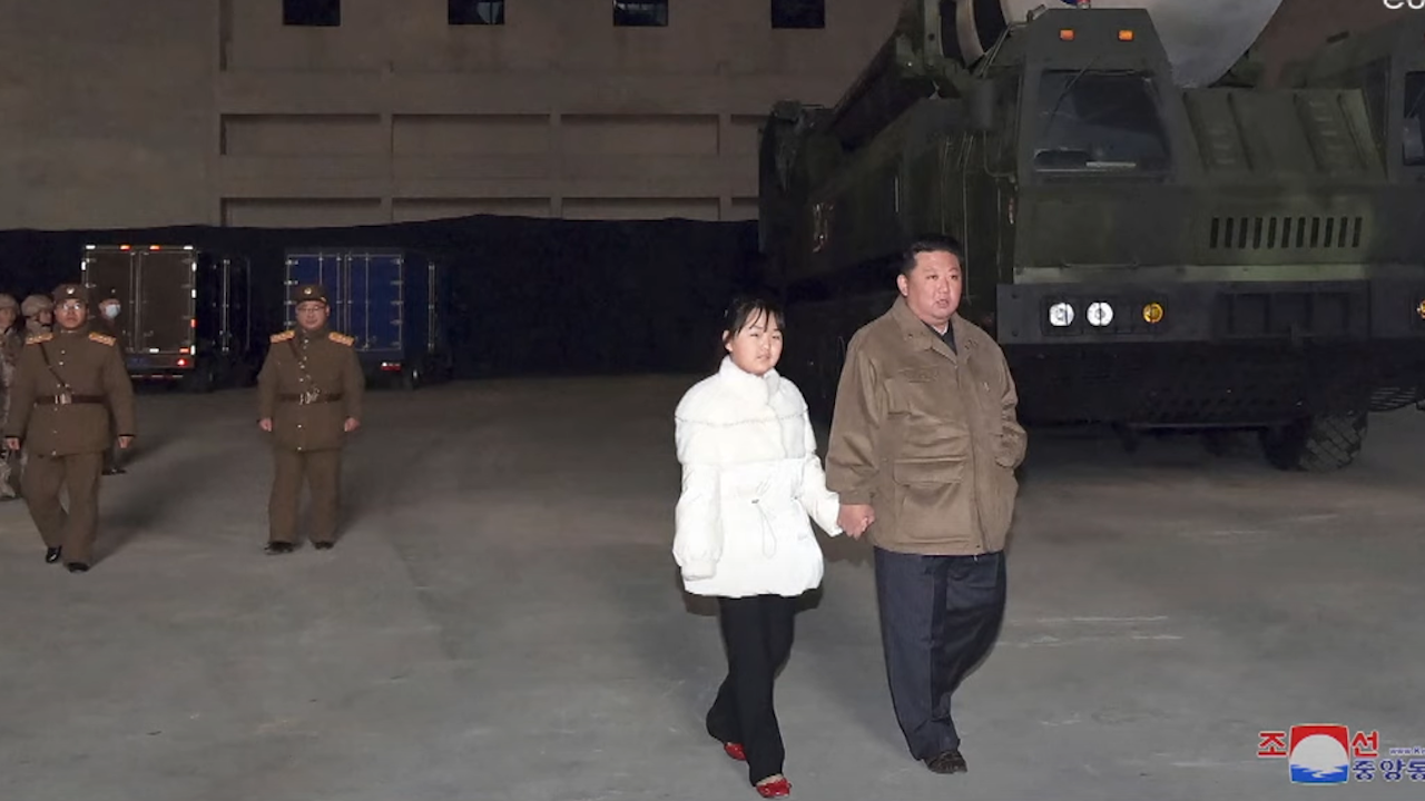 Присъствалата на ракетно изпитание дъщеря на Ким Чен-ун е второто му дете?