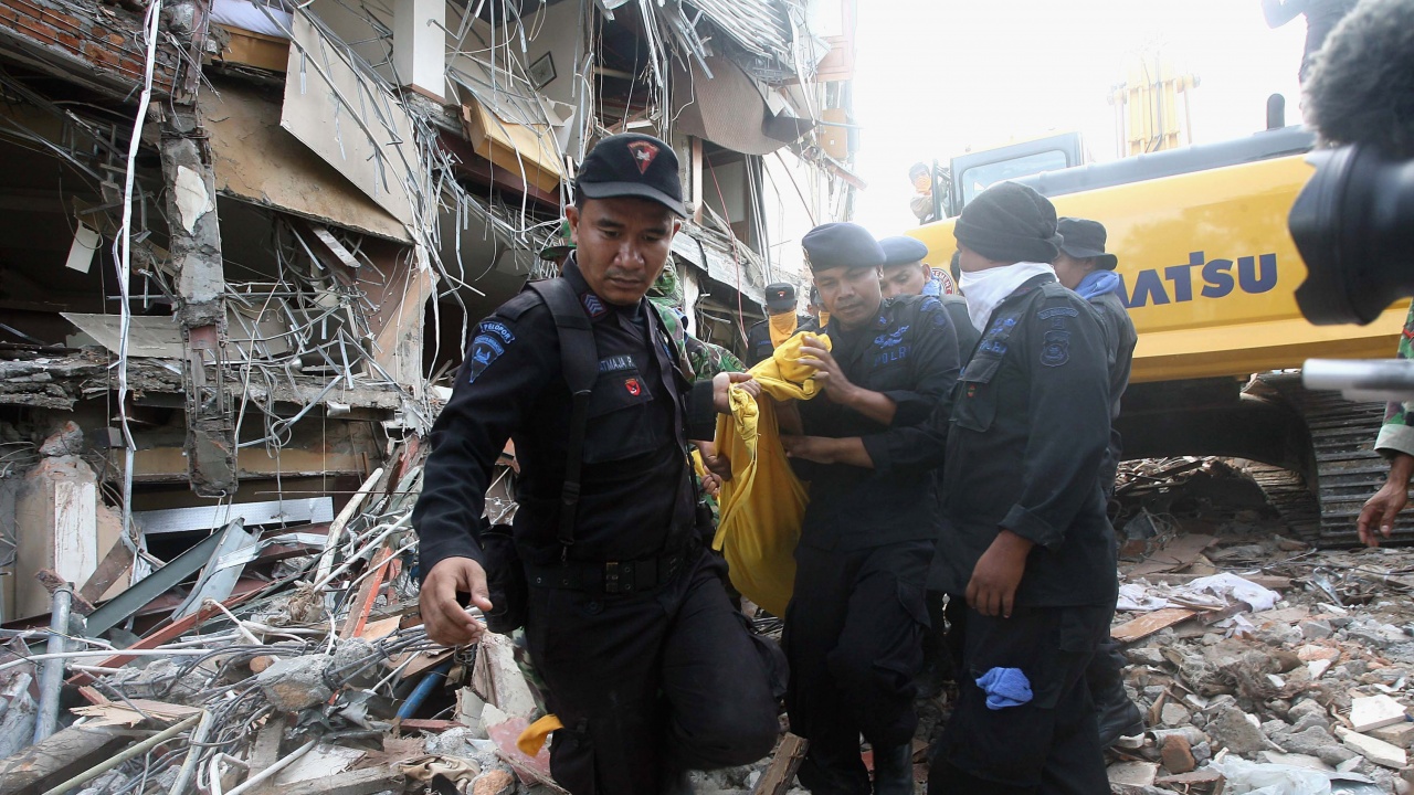 Жертвите на земетресението в Индонезия вече са 252