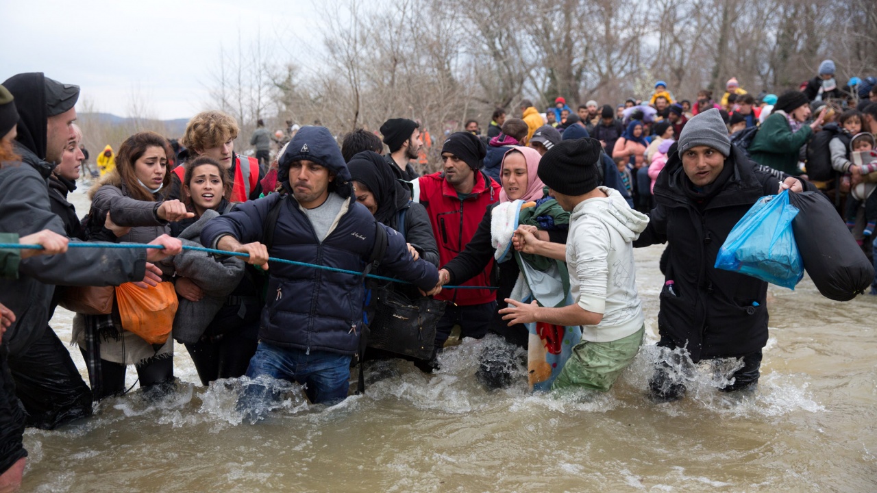 Босненски гранични полицаи спасиха мигранти от удавяне