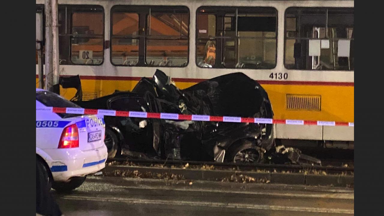 Кадри от тежката катастрофа между трамвай и кола в София