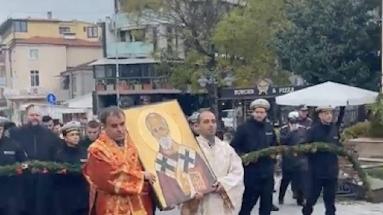 Улиците на Бургас се изпъстриха: Проведе се традиционното Никулденско литийно шествие за празника