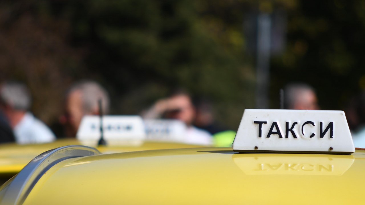 Таксиметрови шофьори във Варна излязоха на протест
