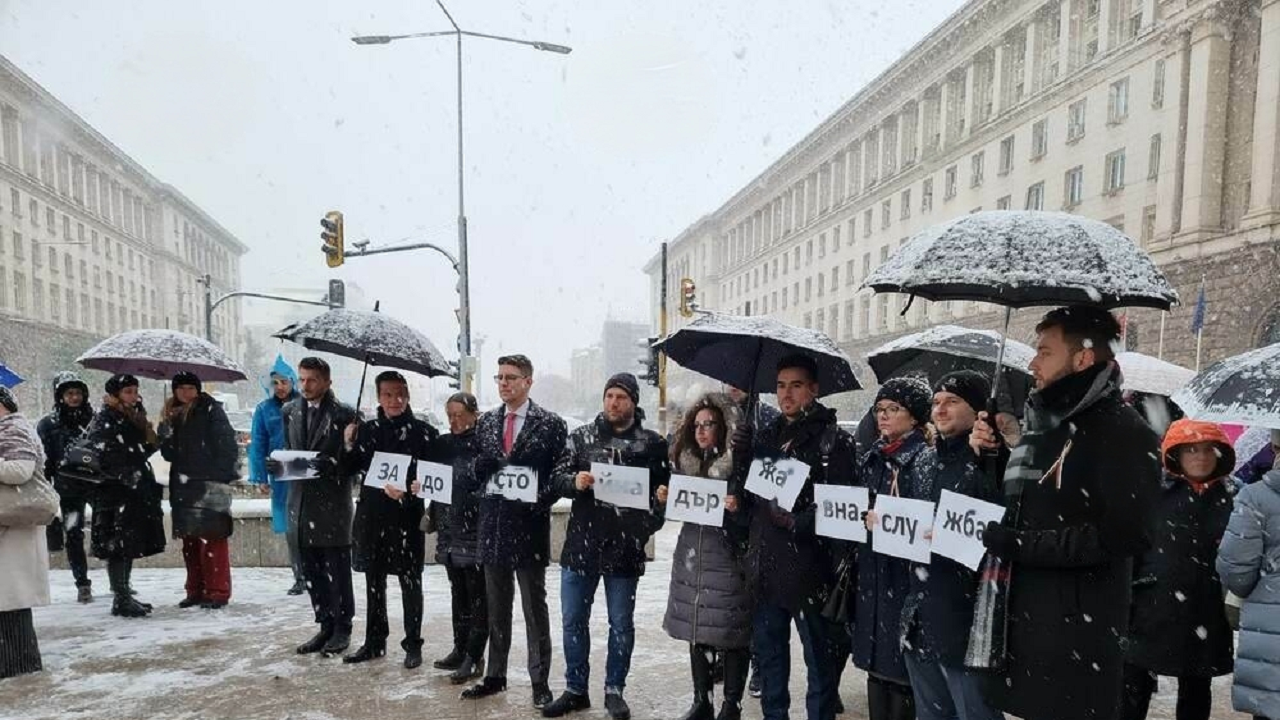 Служители на МВнР излязоха на протест за достойно заплащане в центъра на София