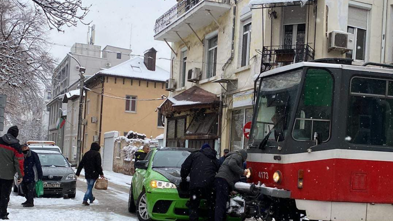 Кола се удари в трамвай в София