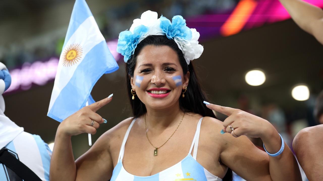Фенка на Аржентина излезе да купонясва чисто гола в центъра на Буенос Айрес