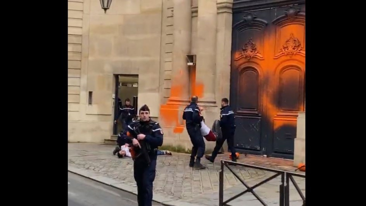 Екоктивисти надраскаха със спрей сградата на френския министерски съвет