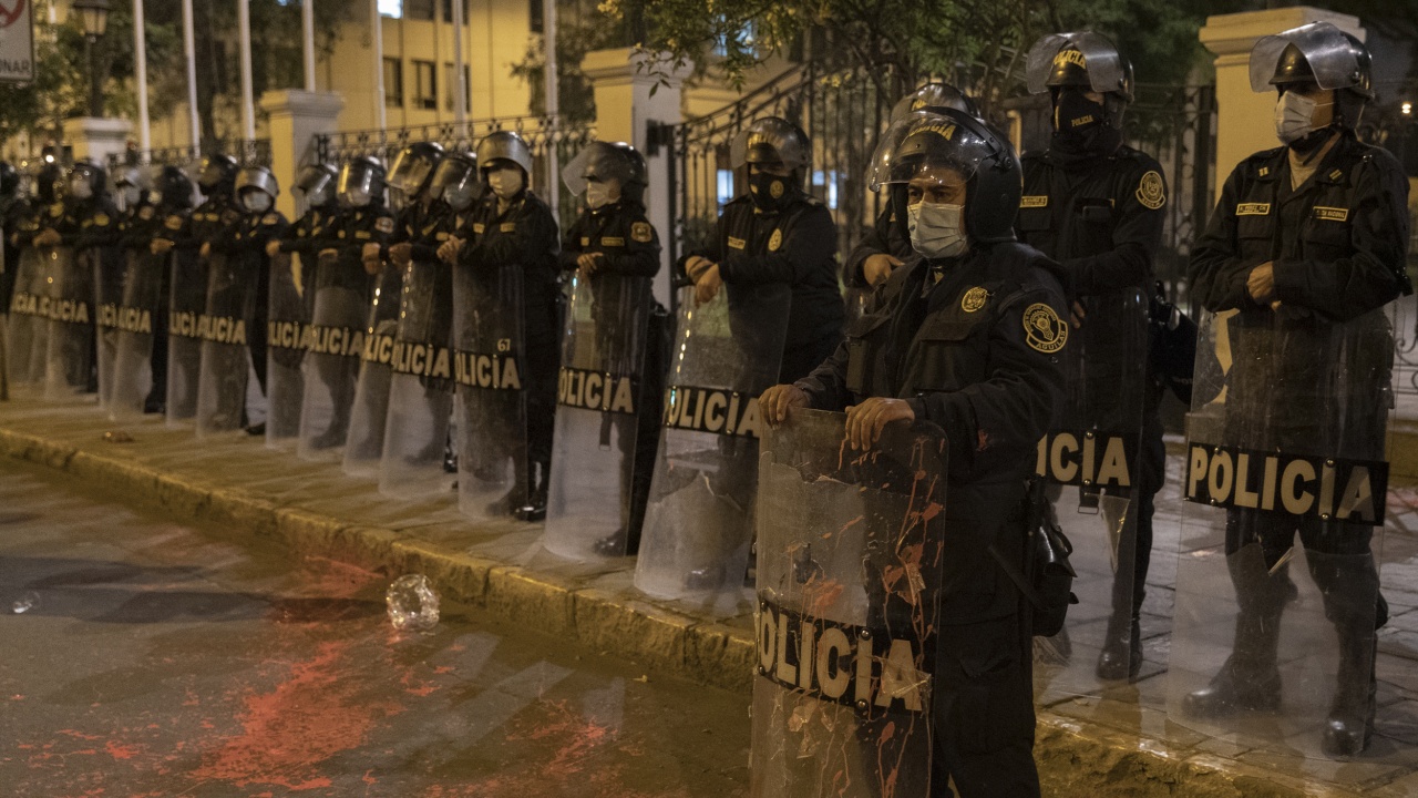 12 демонстранти загинаха при сблъсъци със силите за сигурност в Перу