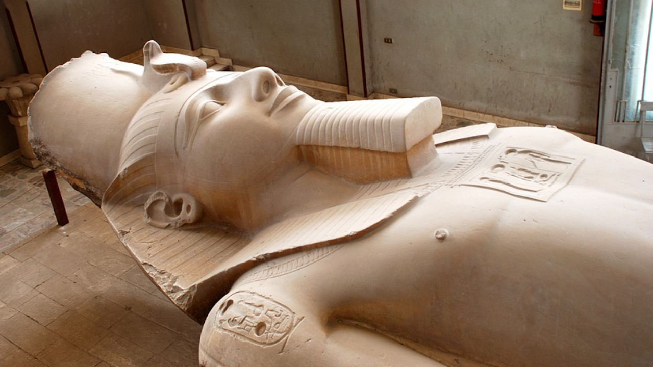 Трима опитаха да откраднат 10-тонна статуя на фараон Рамзес II