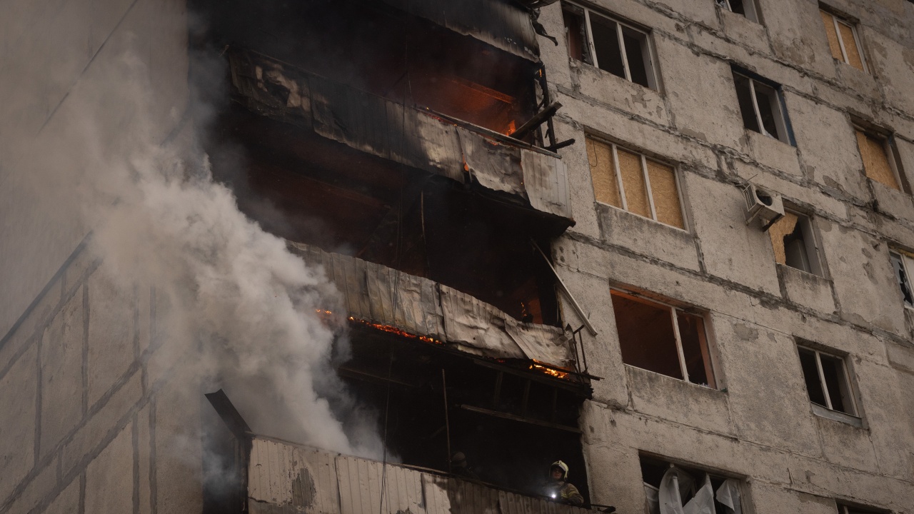 14 загинали, след като руска ракета блок удари жилищен блок в Днепър