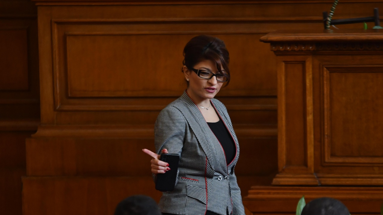 Десислава Атанасова показа новия политически тест за почтеност