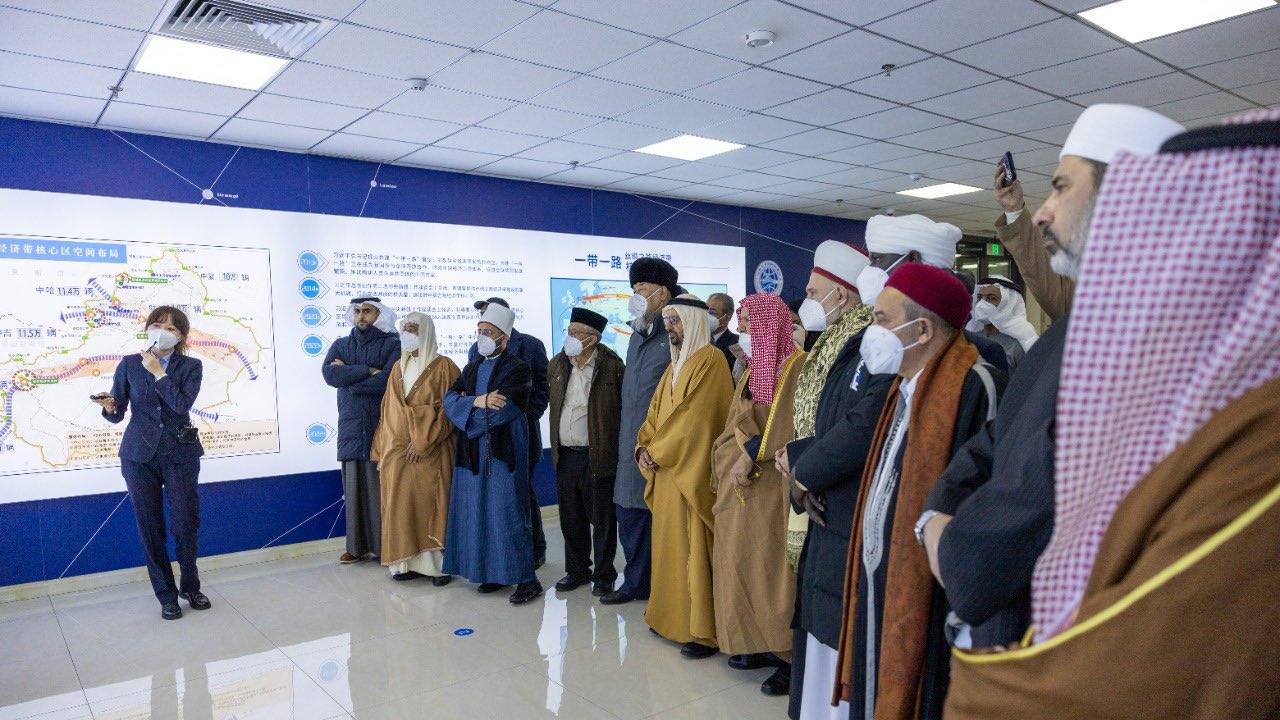 Уйгурски активисти критикуват посещение на про-ОАЕ ислямски улеми в Синдзян