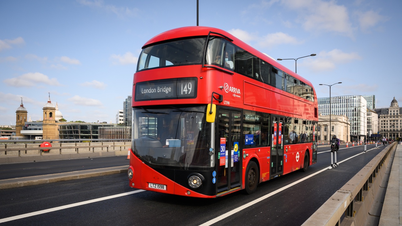 Автобус, превозващ деца, се запали в Лондон