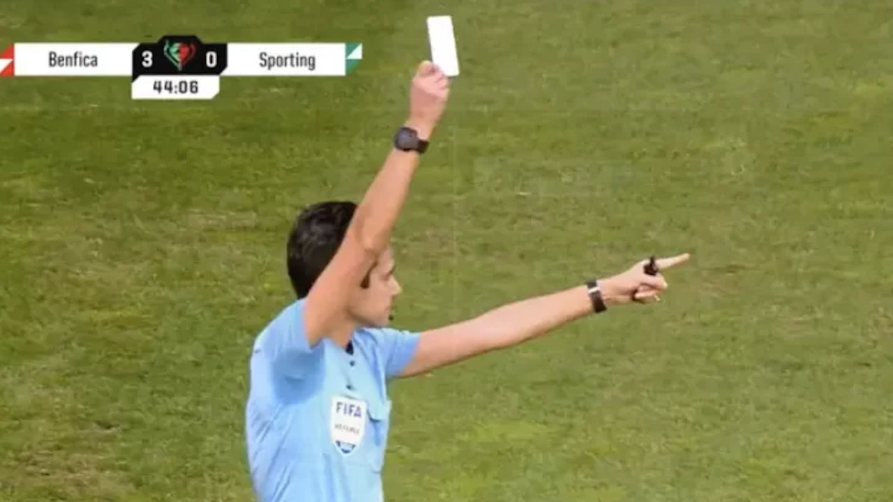 За първи път в историята на футбола: Съдия показа бял картон