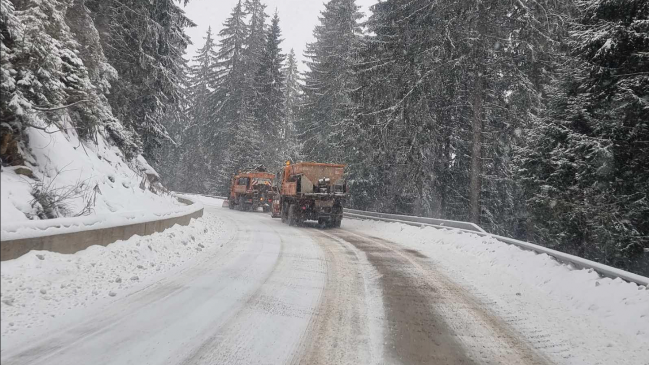 Близо 300 снегопочистващи машини обработват републиканските пътища