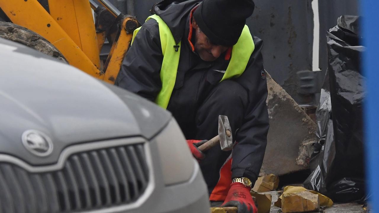 Заснеха работник с чук да чупи жълти павета в София