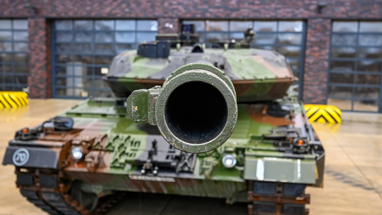 88 танка потеглят от Германия към Украйна, боеприпаси за тях няма