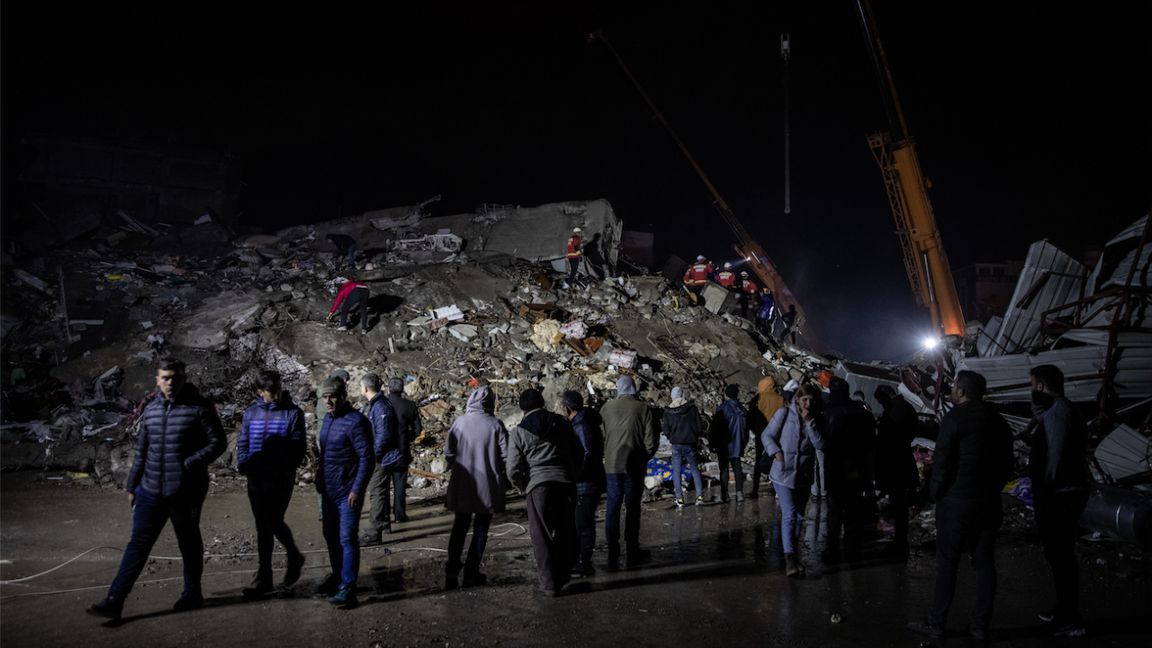 Жертвите на земетресенията в Турция станаха 2921, заявиха властите