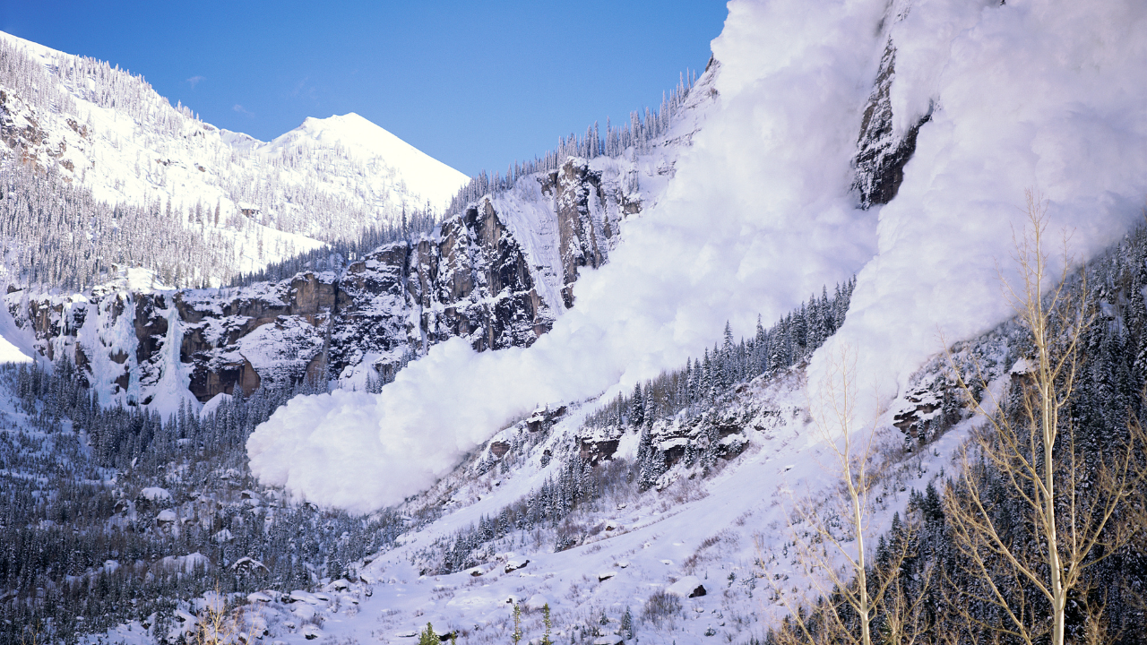 Висока лавинна опасност в планините