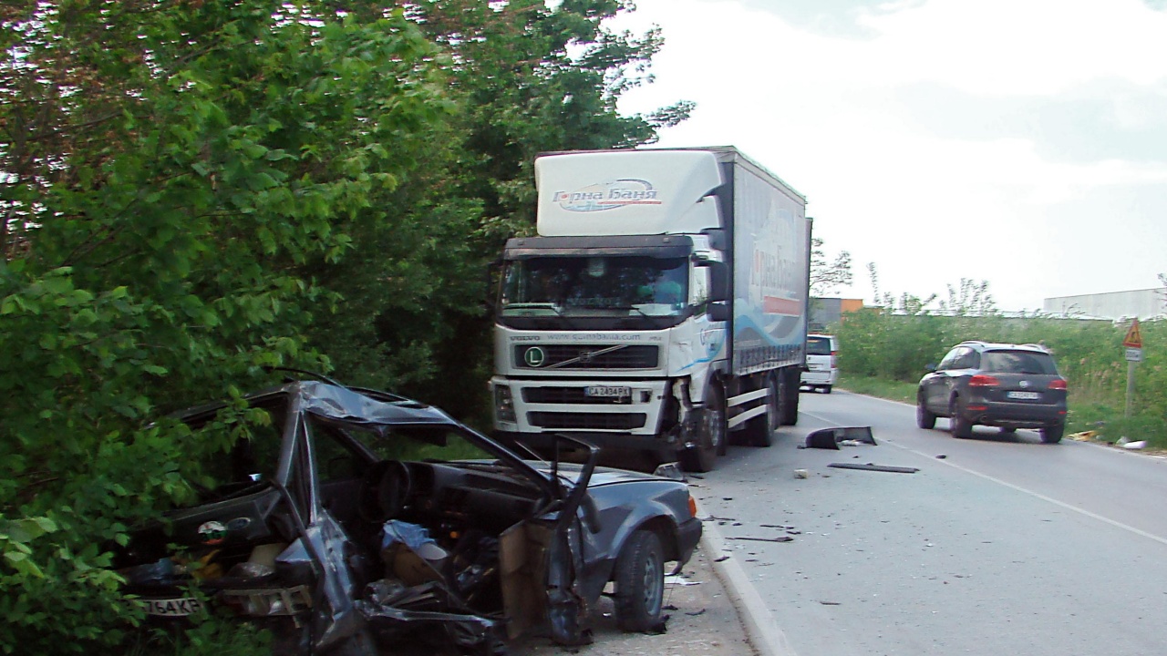 Пияна шофьорка се удари във влекач и кола в Шуменско