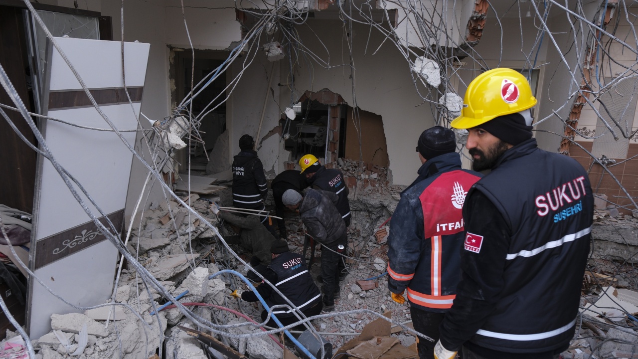 Вижте как спасяват цяло семейство изпод руините на дома им в Турция